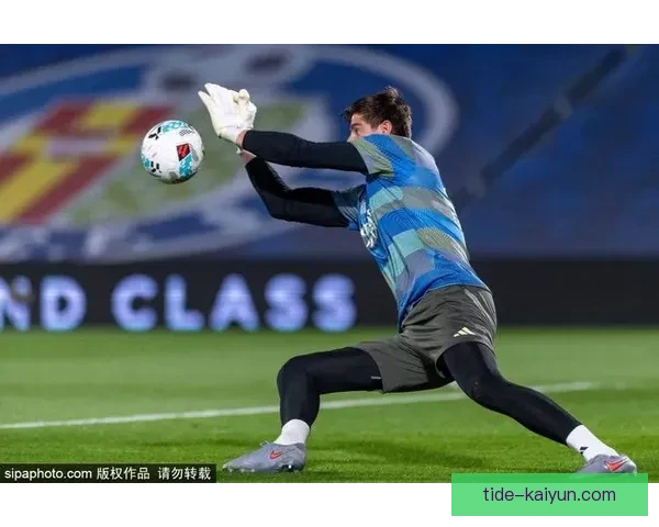 库尔图瓦在欧冠决赛中的表现稳健，帮助球队提升竞争力